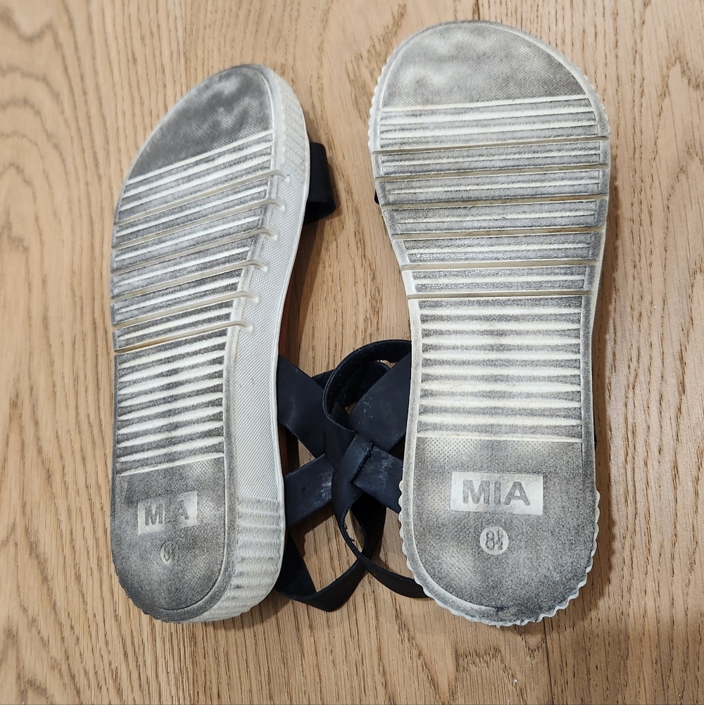 Ameera Black Platform Sandals - Picture 6 of 6